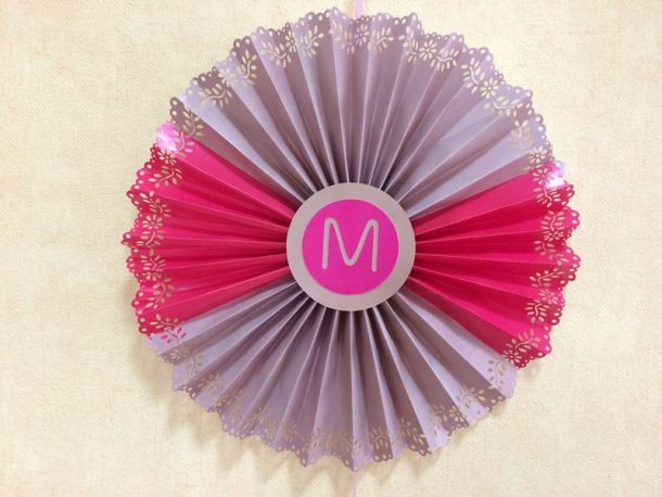 Décoration Peinte à La Main En Vitrail Attrape-soleil/cocarde Dans Une