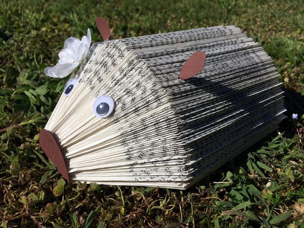 Fabriquer un hérisson porte papiers/photos avec un vieux livre - Tuto DIY