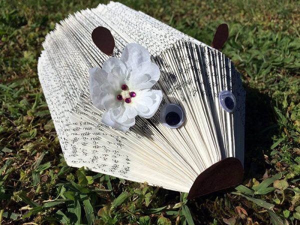 Fabriquer un hérisson porte papiers/photos avec un vieux livre - Tuto DIY