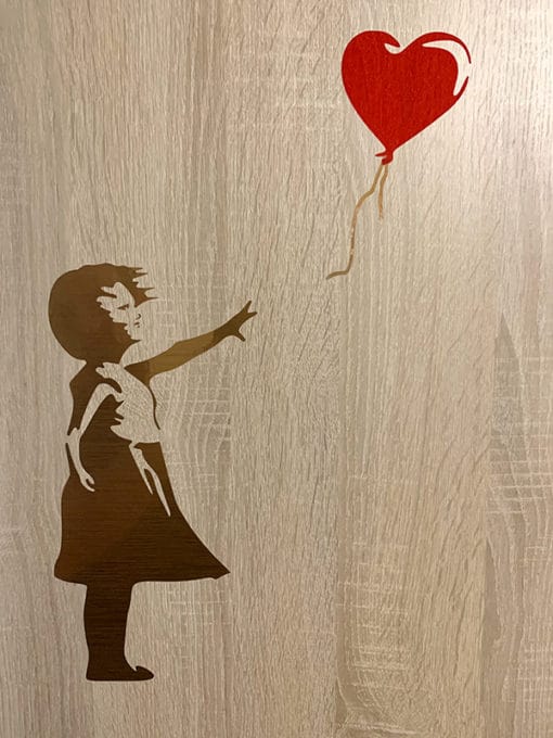 sticker mural banksy fille ballon coeur street art